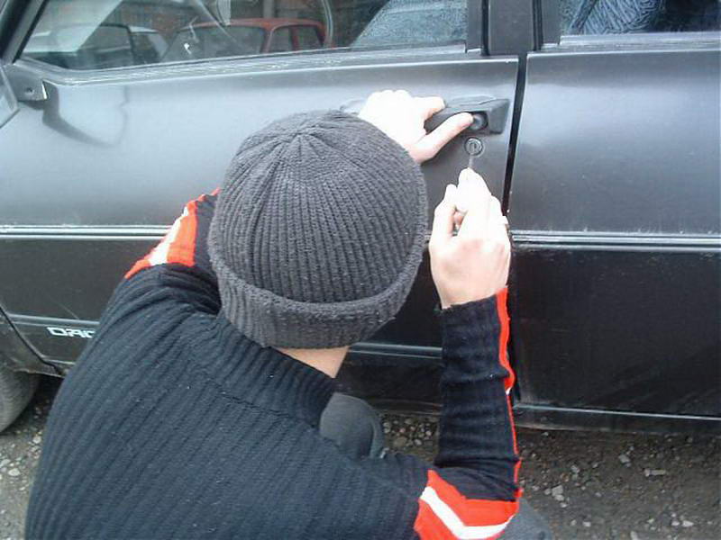 tanar din judetul iasi retinut dupa ce a furat o masina si a condus fara permis era deja condamnat la inchisoare pentru furturi 6875ac0a1c44c