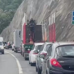 trafic blocat pe dn 6 in zona orsova din cauza unui incendiu de vegetatie produs pe versant cad pe sosea lemne aprinse si pietre 686d3b0ee2e19