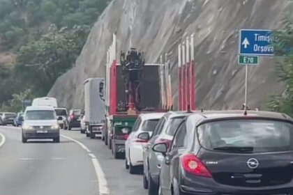 trafic blocat pe dn 6 in zona orsova din cauza unui incendiu de vegetatie produs pe versant cad pe sosea lemne aprinse si pietre 686d3b0ee2e19