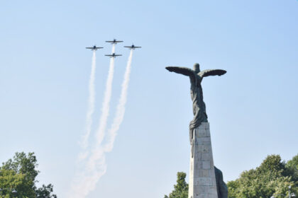 trei linii de autobuze stb inclusiv expresul de aeroport vor fi deviate duminica dimineata de ziua aviatiei 687a0ad99a4cd