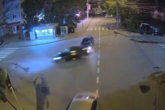 trei raniti dupa ce o soferita a pierdut controlul volanului intr o intersectie din iasi s a oprit intr o masina parcata video 687ded2eb8bb6