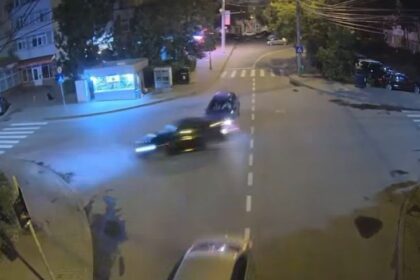 trei raniti dupa ce o soferita a pierdut controlul volanului intr o intersectie din iasi s a oprit intr o masina parcata video 687ded2eb8bb6