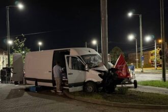 un adolescent a furat un microbuz cu echipamente pentru ziua timisoarei si a provocat un accident rutier apoi a fugit de politisti 6889ff555fc9c