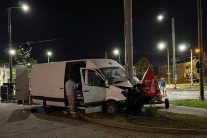 un adolescent a furat un microbuz cu echipamente pentru ziua timisoarei si a provocat un accident rutier apoi a fugit de politisti 6889ff555fc9c