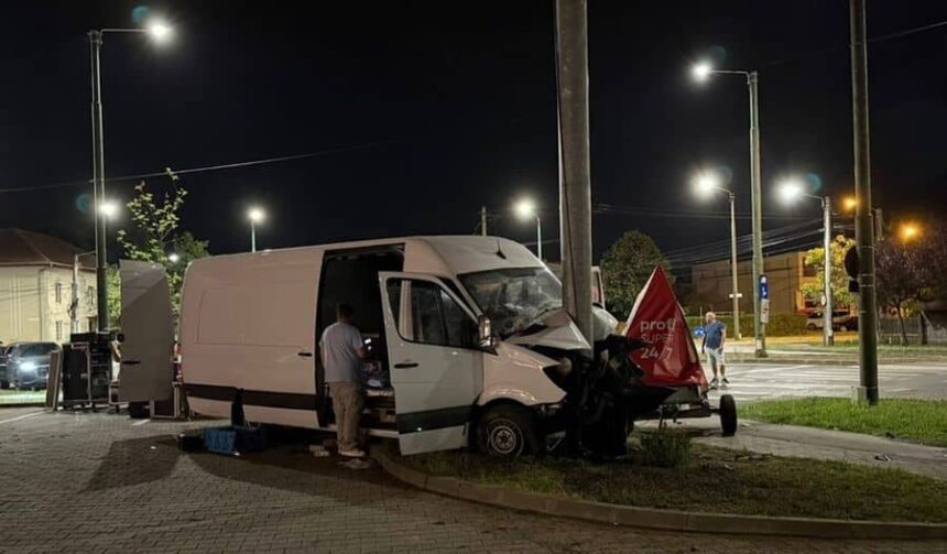 un adolescent a furat un microbuz cu echipamente pentru ziua timisoarei si a provocat un accident rutier apoi a fugit de politisti 6889ff555fc9c