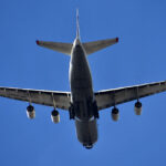 un avion a aterizat de urgenta dupa ce un pasager s a luat la cearta cu o insotitoare de bord si a incercat sa deschida o usa in zbor 687a6cf285192