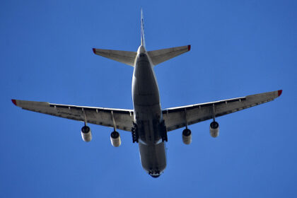 un avion a aterizat de urgenta dupa ce un pasager s a luat la cearta cu o insotitoare de bord si a incercat sa deschida o usa in zbor 687a6cf285192
