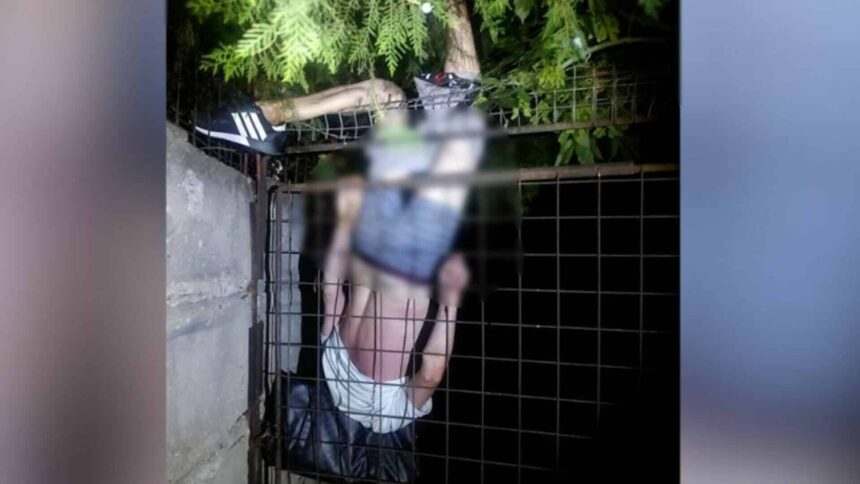 un barbat a ramas agatat de un gard in timp ce era urmarit de politisti in buzau a fost dat jos de pompieri 68791879b4d2f