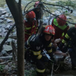 un barbat si o femeie raniti dupa ce au cazut aproape 40 de metri intr o prapastie din defileul jiului au fost salvati de pompieri 687d445e57e29