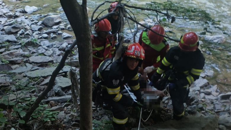 un barbat si o femeie raniti dupa ce au cazut aproape 40 de metri intr o prapastie din defileul jiului au fost salvati de pompieri 687d445e57e29