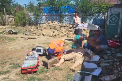 un barbat si un adolescent din vaslui au fost prinsi sub un perete pe care incercau sa il darame cei doi au ajuns la spital 688100462ff80