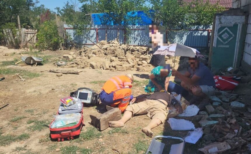 un barbat si un adolescent din vaslui au fost prinsi sub un perete pe care incercau sa il darame cei doi au ajuns la spital 688100462ff80