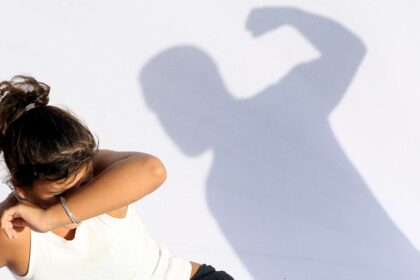 un barbat violent din baltati a lovit toate femeile care i au iesit in cale pana a fost pus la punct cu o coada de matura de administratora unui magazin 6871a5ad7fbbc