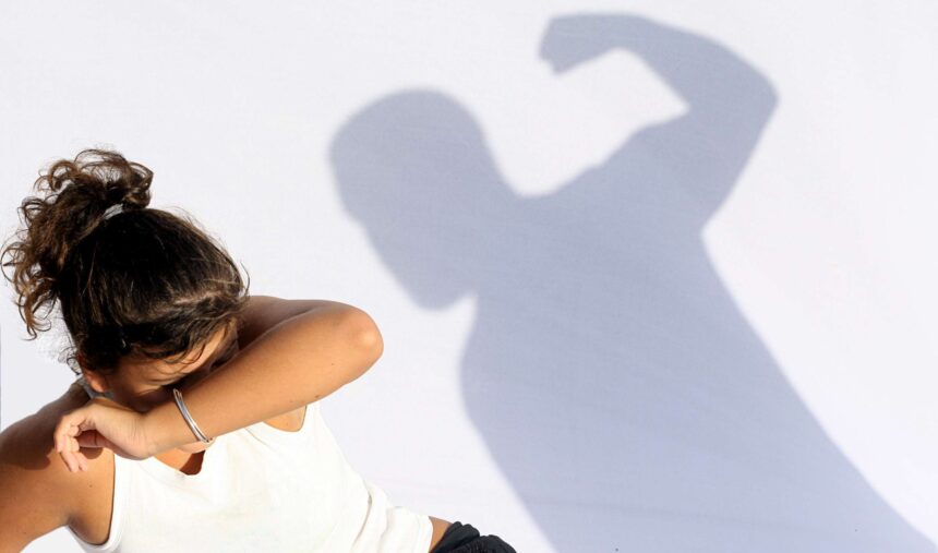 un barbat violent din baltati a lovit toate femeile care i au iesit in cale pana a fost pus la punct cu o coada de matura de administratora unui magazin 6871a5ad7fbbc