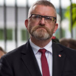 un controversat europarlamentar polonez de extrema dreapta sustine ca camerele de gazare de la auschwitz sunt false 6871df9125d60