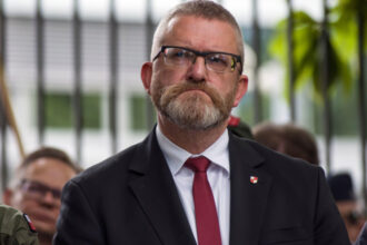 un controversat europarlamentar polonez de extrema dreapta sustine ca camerele de gazare de la auschwitz sunt false 6871df9125d60