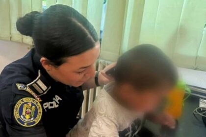 un copil de 3 ani a fost gasit singur intr un autobuz din brasov si a intalnit mama la sectia de politie 68685d74e246a
