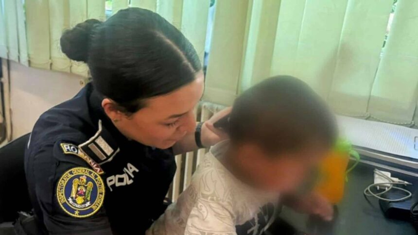 un copil de 3 ani a fost gasit singur intr un autobuz din brasov si a intalnit mama la sectia de politie 68685d74e246a