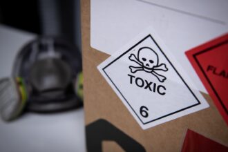 un copil in coma dupa ce parintii au stropit cu solutie pentru plosnite si tatal a fost dus la spital 687e681e05be4