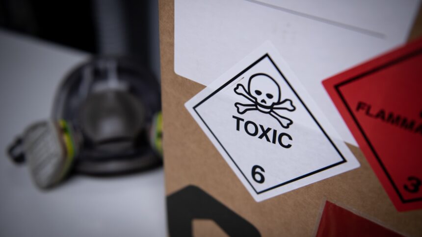 un copil in coma dupa ce parintii au stropit cu solutie pentru plosnite si tatal a fost dus la spital 687e681e05be4