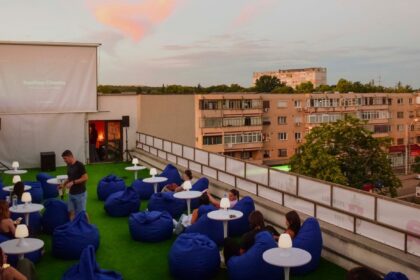 un film o limonada te bucuri de priveliste si apus rooftop cinema continua in august la ateneul din iasi 18 proiectii sub cerul liber 688ab99eb907b
