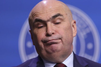 un membru csm il compara pe bolojan cu un macelar intr o sala de operatie dupa ce premierul a anuntat taierea pensiilor speciale 688902ee6d1fa