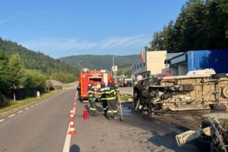 un microbuz cu sase persoane s a rasturnat in neamt trei persoane au fost ranite 6874bde28fbf5