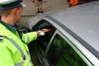 un politist din miroslava a sanctionat un sofer dupa ureche a auzit de la un localnic care a aflat de la o vecina ca un accident rutier nu a fost raportat 686e5dc87ad8f