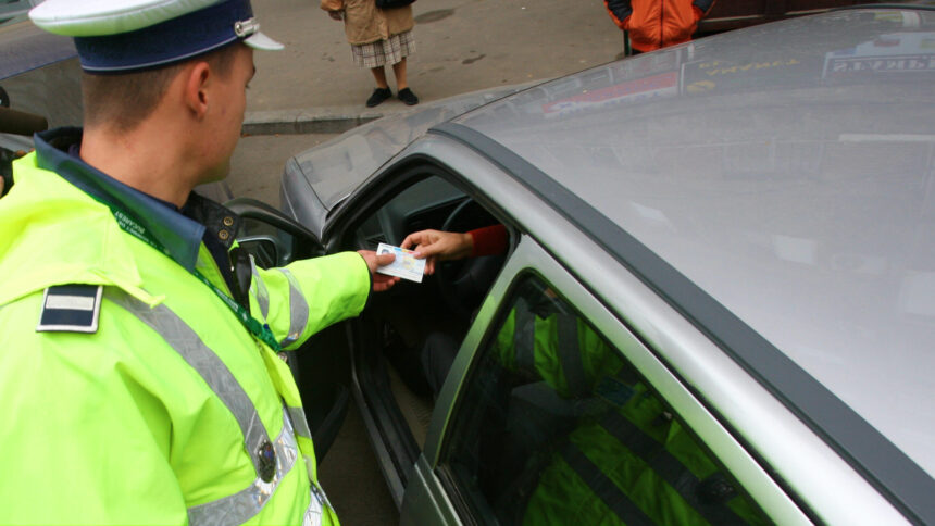 un politist din miroslava a sanctionat un sofer dupa ureche a auzit de la un localnic care a aflat de la o vecina ca un accident rutier nu a fost raportat 686e5dc87ad8f