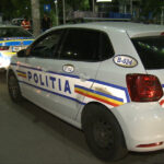 un sofer a aruncat din masina o arma si cartuse ascunse in trusa medicala in timp ce era urmarit de politisti barbatul a fost retinut 686b9b23dc833