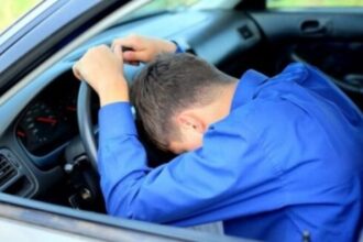 un tanar care a invatat sa conduca pe un camp si a luat inima in dinti si a iesit cu bmw ul la strada chiar daca nu trecuse nici macar printr un poligon 6870525e47efb