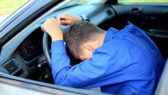 un tanar care a invatat sa conduca pe un camp si a luat inima in dinti si a iesit cu bmw ul la strada chiar daca nu trecuse nici macar printr un poligon 6870525e47efb