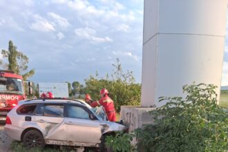 un tanar si a pierdut viata dupa ce s a izbit cu masina intr un stalp de delimitare a judetelor 688bb26b302e6