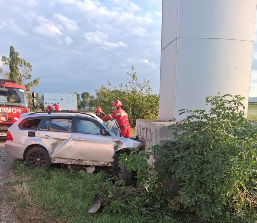 un tanar si a pierdut viata dupa ce s a izbit cu masina intr un stalp de delimitare a judetelor 688bb26b302e6