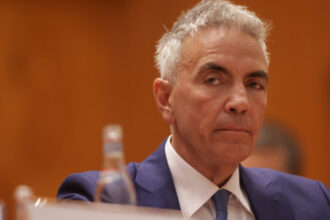 vicepremierul dragos anastasiu a platit ani de zile taxa de protectie ca firma lui sa nu aiba probleme cu anaf detaliile cazului 6883619ca0a1a