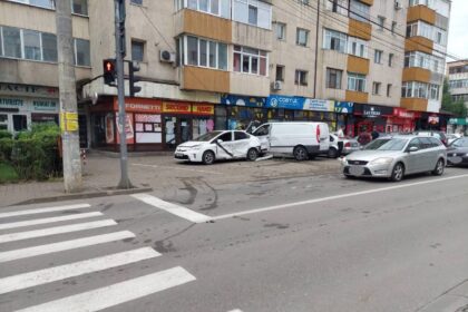 video accident rutier grav in galata provocat de o soferita de 22 de ani au fost implicate patru autoturisme 687c9e56185f5