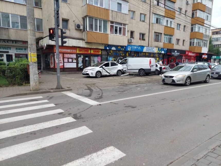 video accident rutier grav in galata provocat de o soferita de 22 de ani au fost implicate patru autoturisme 687c9e56185f5