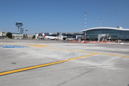 video aeroportul otopeni functioneaza cu o singura pista lucrari de reparatii in plin sezon al vacantelor 68876df62a8f2