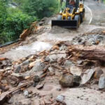 video blocaj pe transfagarasan in urma unei viituri soseaua s a umplut cu bucati de copaci si pietre 6876791998f72
