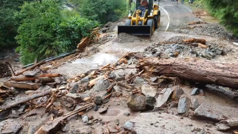 video blocaj pe transfagarasan in urma unei viituri soseaua s a umplut cu bucati de copaci si pietre 6876791998f72