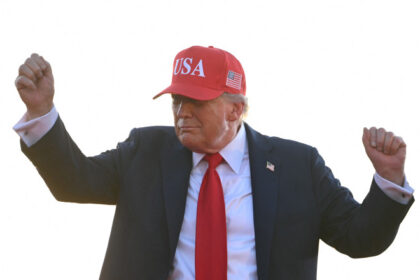 video donald trump a mers in inspectie in texas pentru a evalua pagubele produse de inundatii atat de multa apa in atat de putin timp 687175394e835