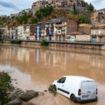 video doua persoane sunt date disparute in urma ploilor torentiale din catalonia circulatia feroviara a fost perturbata 68737c970d998