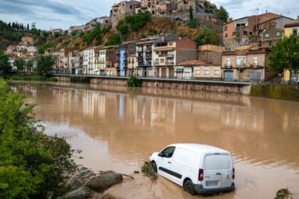 video doua persoane sunt date disparute in urma ploilor torentiale din catalonia circulatia feroviara a fost perturbata 68737c970d998