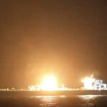 video explozie puternica in marea rosie nava atacata cu focuri de arma grenade si drone echipajul a abandonat vasul cuprins de flacari 686af1aca2dc9