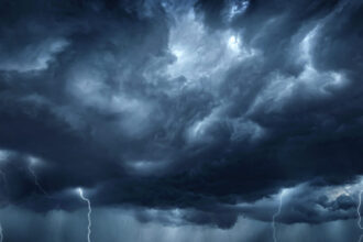 video furtuna puternica in vestul tarii cel putin 10 persoane au fost ranite la un concert in timisoara pagube si in caras severin 688549802e40d