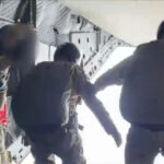 video imagini rare cu saltul militarilor fortelor speciale de la 4 000 de metri in timpul unui exercitiu al armatei romane 687fba96a3aac