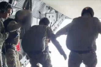 video imagini rare cu saltul militarilor fortelor speciale de la 4 000 de metri in timpul unui exercitiu al armatei romane 687fba96a3aac