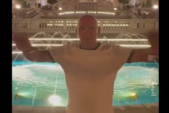 video moment surpriza un membru al generatiei de aur canta imnul politehnicii iasi in fata palatului culturii 6883157654e62