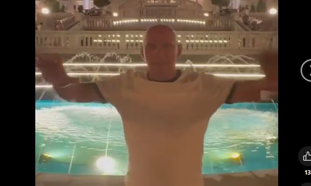 video moment surpriza un membru al generatiei de aur canta imnul politehnicii iasi in fata palatului culturii 6883157654e62