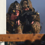 video momentul in care doi soldati ucraineni ataca trupele de asalt rusesti si iau mai multi prizonieri 6889b5a794b19